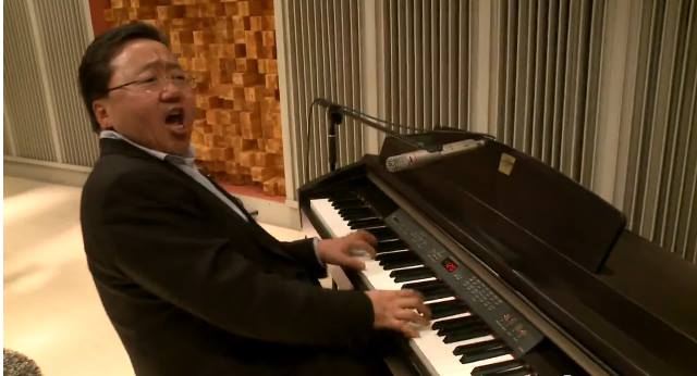 Ерөнхийлөгч Ц.Элбэгдорж төгөлдөр хуур хөгжмийн араас ард түмэндээ мэндчиллээ